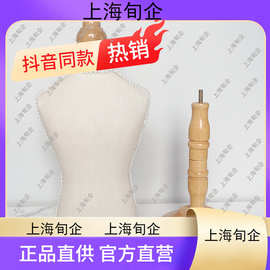 上海女模特與寵物衣架 時尚、溫情與創意的交織